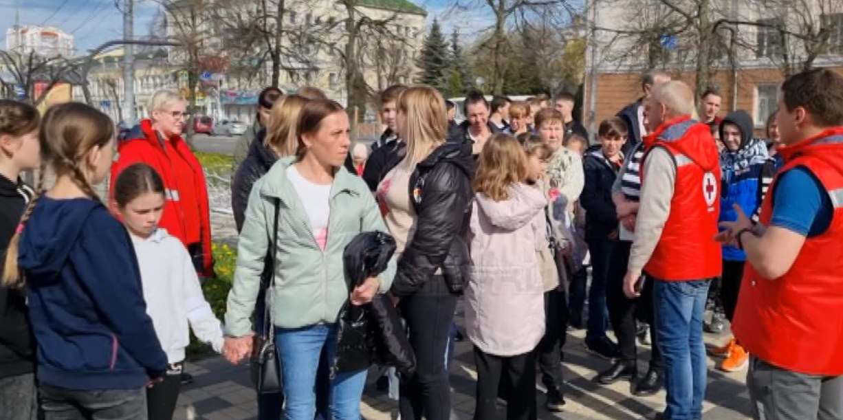 Вынужденные переселенцы из ЛНР и ДНР побывали в цирке Романа Коробко. Благотворительную акцию для 28 ребят организовало Орловское городское отделение Российского Красного Креста