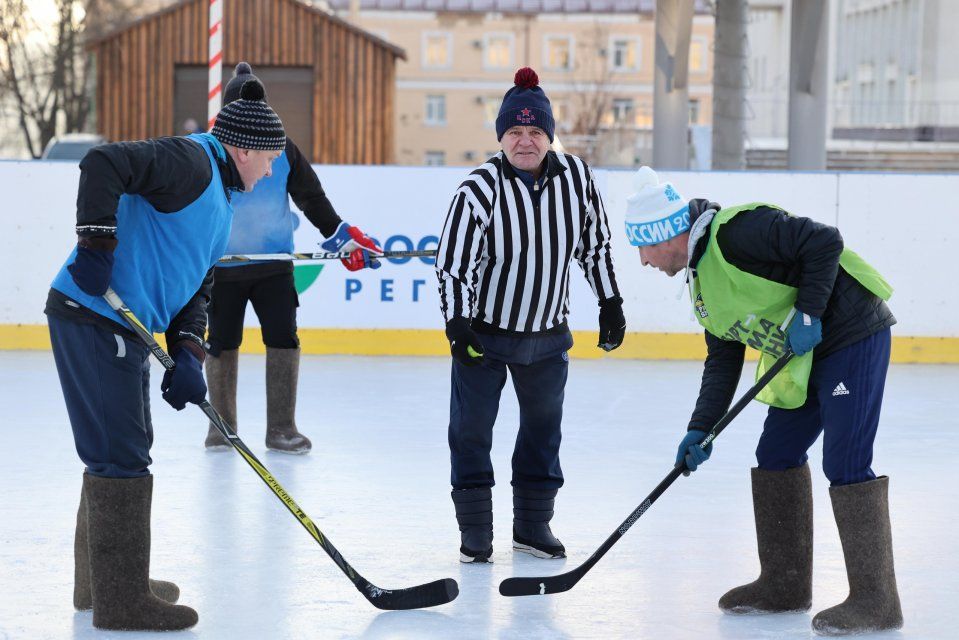 В Орле на катке поиграли в хоккей в валенках