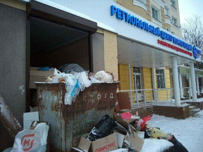 Просто идеально! Депутаты облсовета собрались обсуждать проблемы с вывозом мусора в здании, вход которого завален отходами