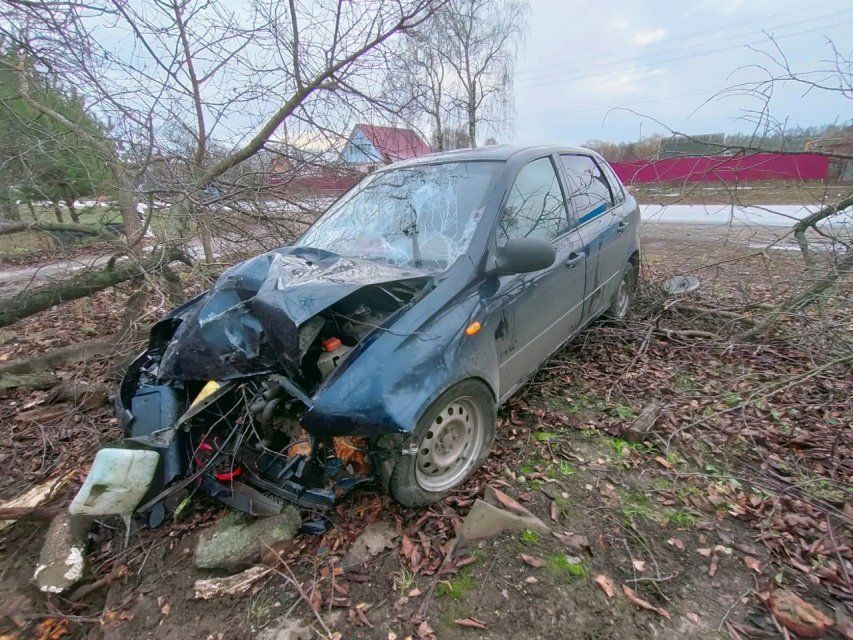 Под Орлом «Лада» слетела в кювет. Водитель в больнице