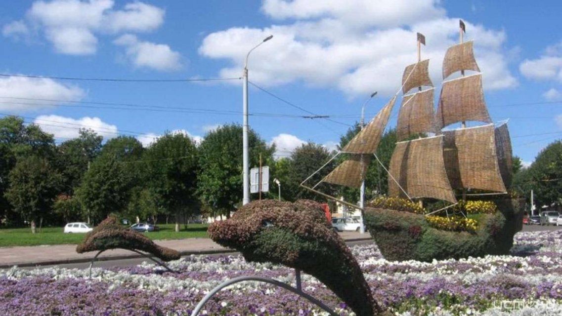 В Орле начали устанавливать топиарные фигуры