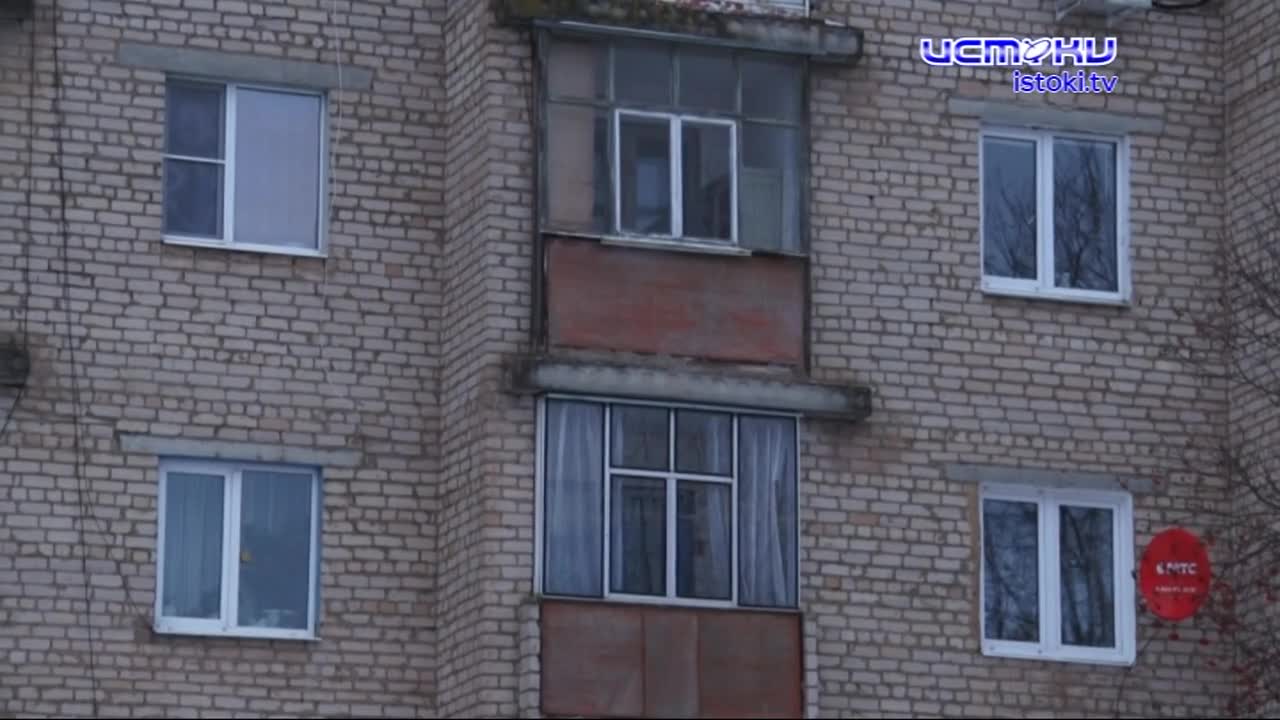 Замерзают в собственных, совсем еще не старых квартирах. Жители дома в микрорайоне Зареченский попросили у нас помощи в освещении их печальной ситуаци...