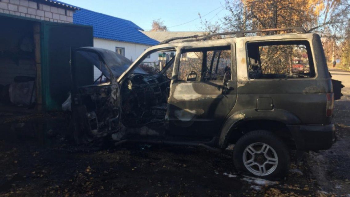 В Хомутово огонь уничтожил внедорожник