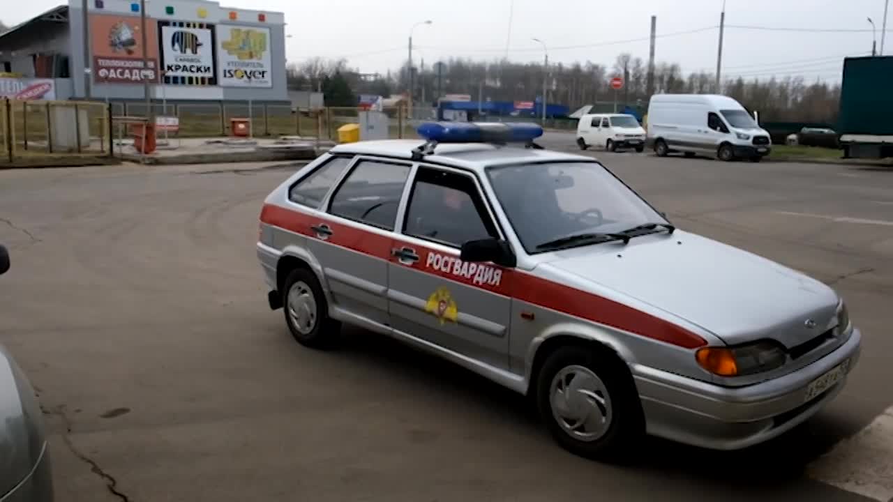 Орловчанин на АЗС наехал на росгвардейца и "прокатил" его на капоте "Лады"