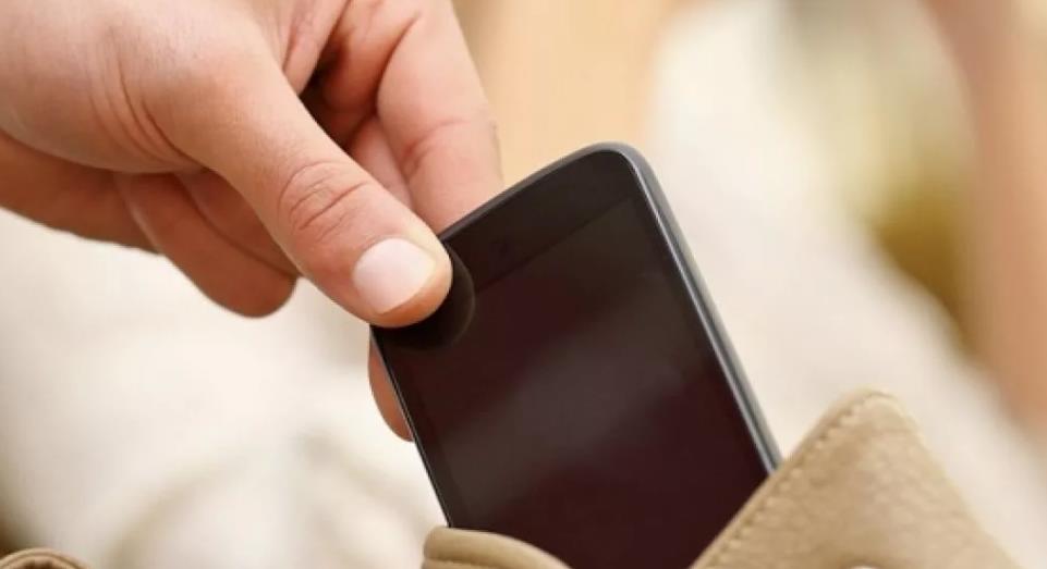 У орловчанина из общежития украли телефоны