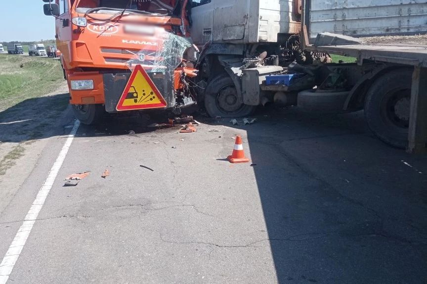 Под Дмитровском грузовик врезался в спецтехнику 