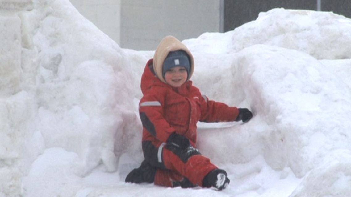 Баба Яга и богатыри из снега и льда: снежные фигуры появились возле драматического театра в центре Орла