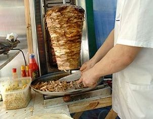 В Орле в очередном ларьке с шаурмой обнаружили нарушения