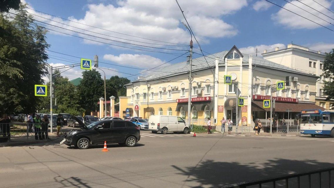 В центре Орла подросток пострадал при столкновении микроавтобуса и кроссовера 
