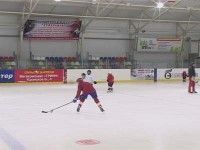 Сразу на нескольких ледовых площадках города и области продолжаются игры чемпионата области по хоккею