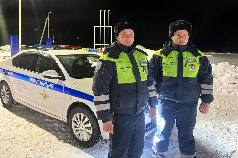 Орловские сотрудники Госавтоинспекции оказали помощь водителю, в машине которого закончился бензин