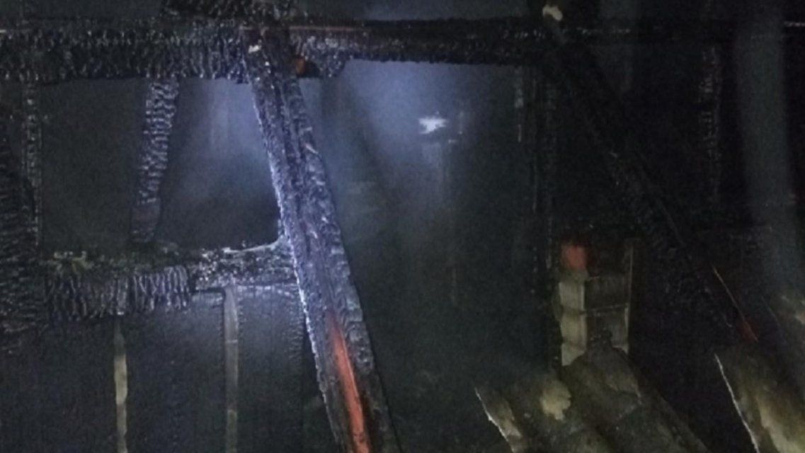 Вместо кладовой и коридора — пепелище: на Орловщине огонь охватил дом