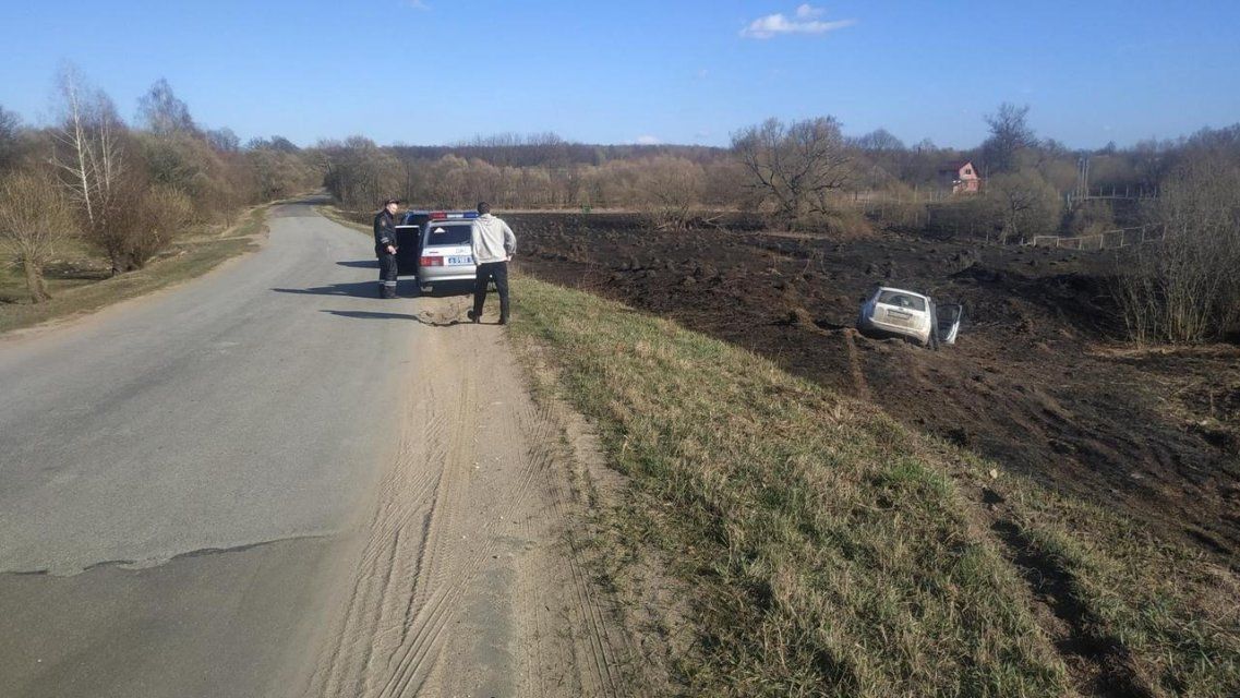 На Орловщине перевернулся автомобиль с двумя людьми