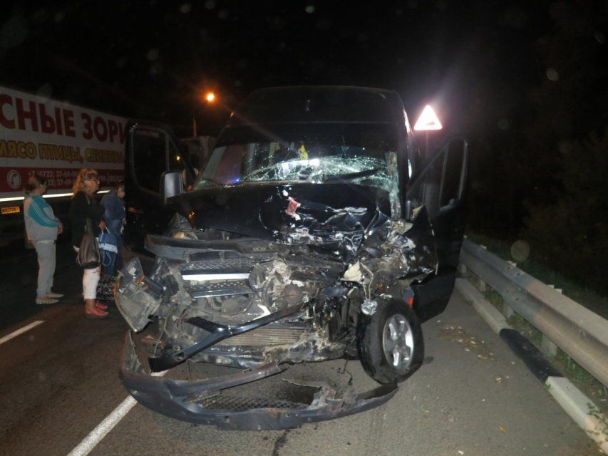 На Орловщине в ДТП с грузовиками пострадали четверо пассажиров микроавтобуса 