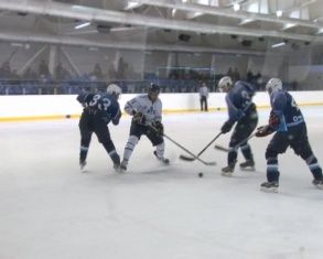 Орловские хоккеисты уступили столичным банкирам 