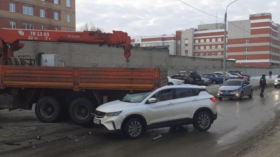 В Орле на Наугорском шоссе столкнулись эвакуатор и внедорожник