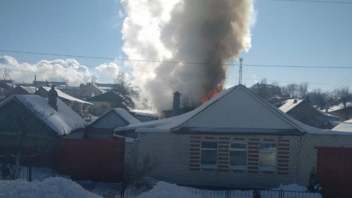 ВИДЕО: в районе Лужков в Орле горел жилой дом