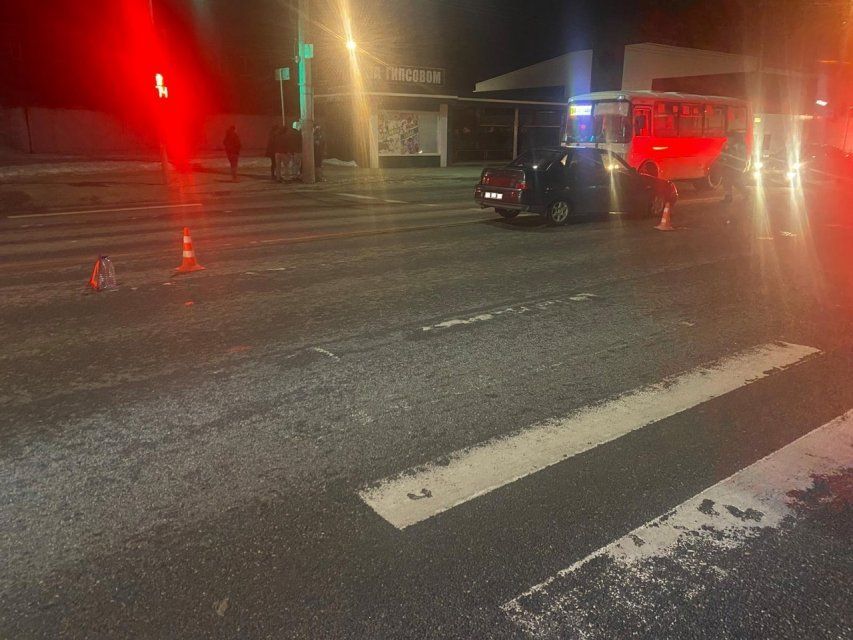 В Орле под колеса легковушки угодила девушка. Ее госпитализировали