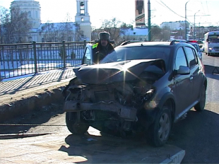 Новости за 90 секунд: более 20 тысяч жителей региона остались без тепла, в школу можно не ходить и авто в центре города едва не улетело в реку