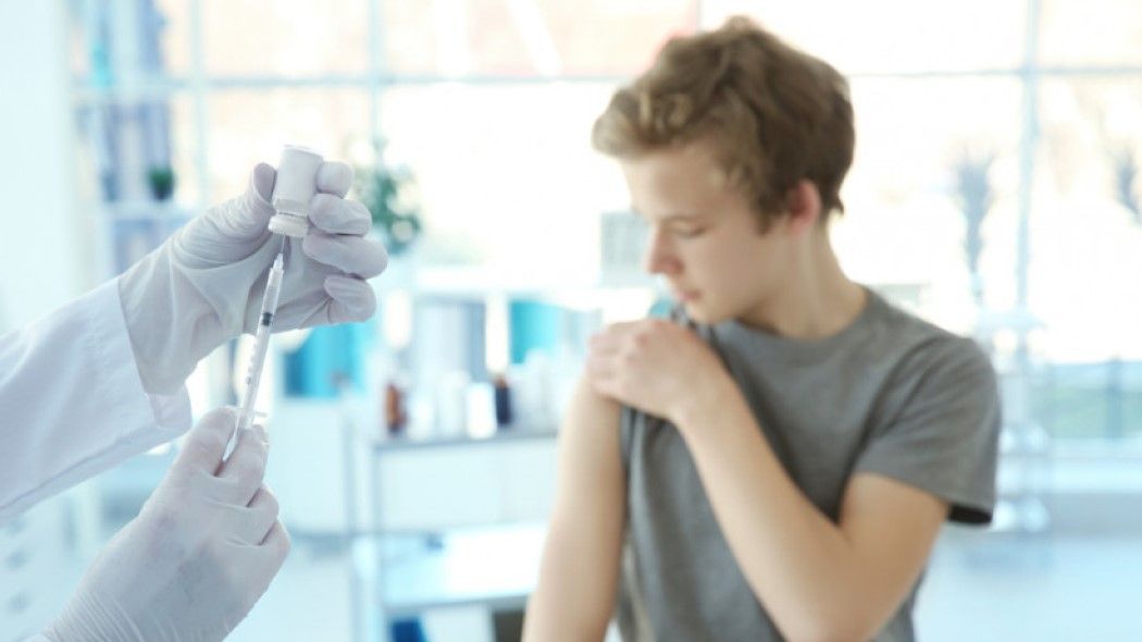 Почти 500 орловских подростков привились от коронавируса