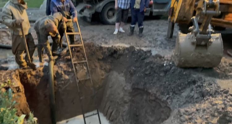 В Орле на Комсомольской вновь прорвало трубу
