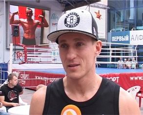 Орловский боксёр-профессионал Эдуард Трояновский провёл открытую тренировку