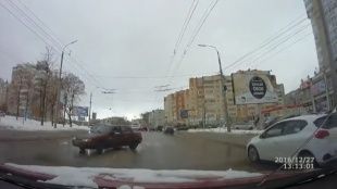 На Герценском мосту в Орле водитель «десятки» испробовал опасное вождение