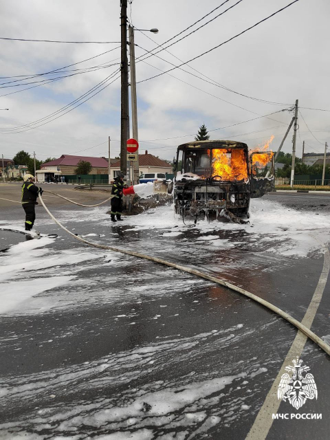 В Кромах пожарные оперативно потушили загоревшийся автобус