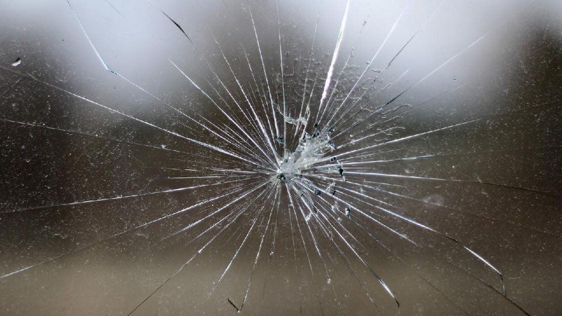 Не получив спиртного, орловчанин разбил стеклянную дверь супермаркета