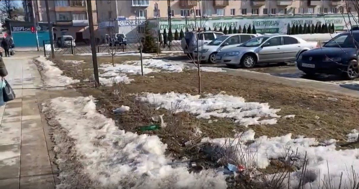 Очевидцы запечатлели мусор на площади Жукова