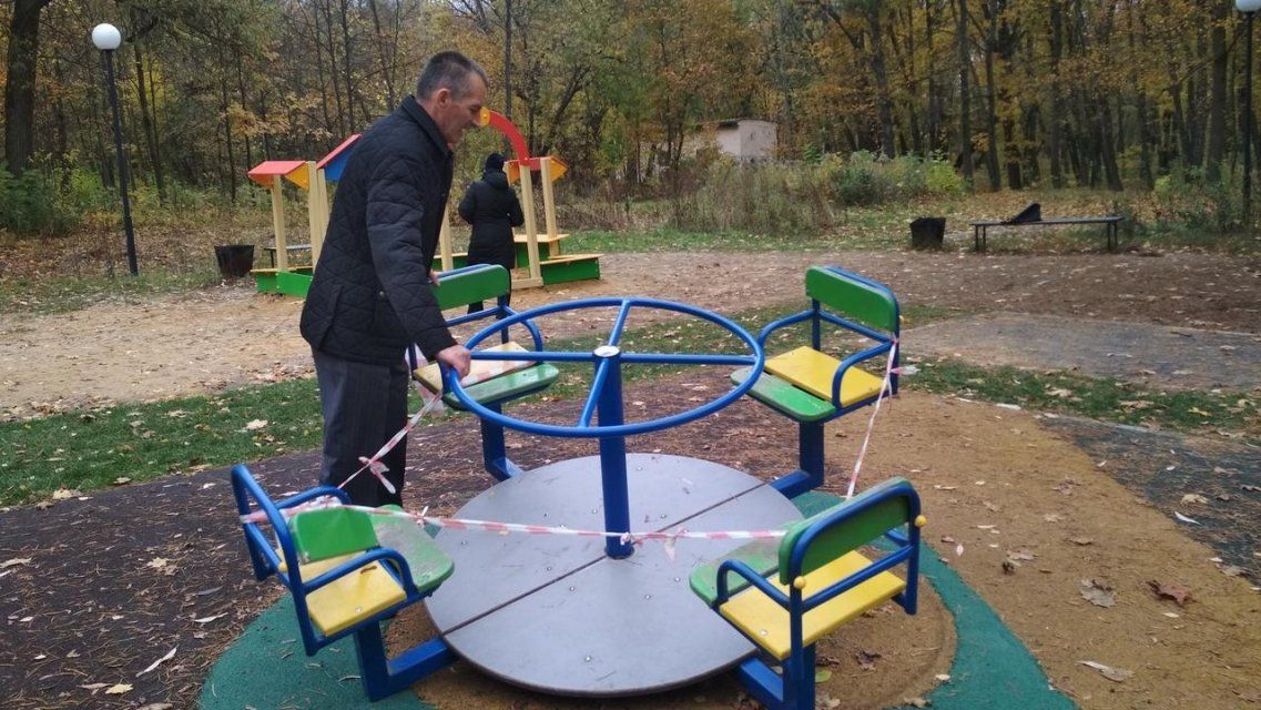 Негорящие фонари и сломанные карусели: что творится в обновленном парке «Ботаника»