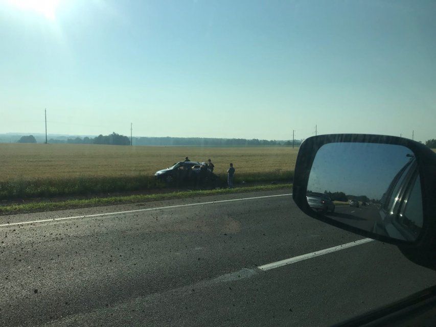 Глазами очевидцев: в Залегощенском районе легковушка улетела с дороги