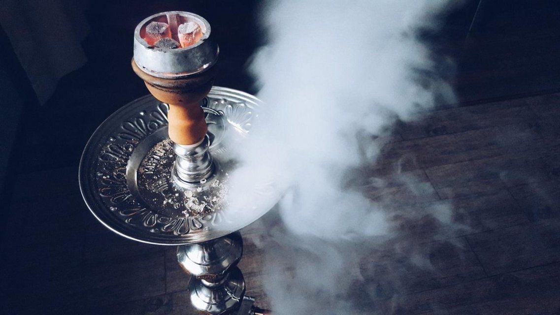 Орловчанам запретили курить кальян и вейпы в общественных местах