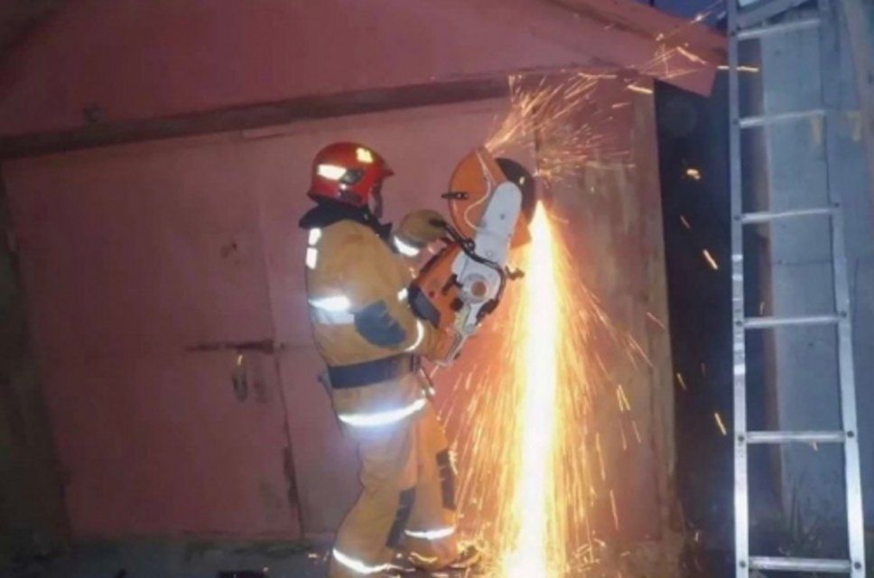 В гараже амчанина огонь уничтожил мебель и стройматериалы