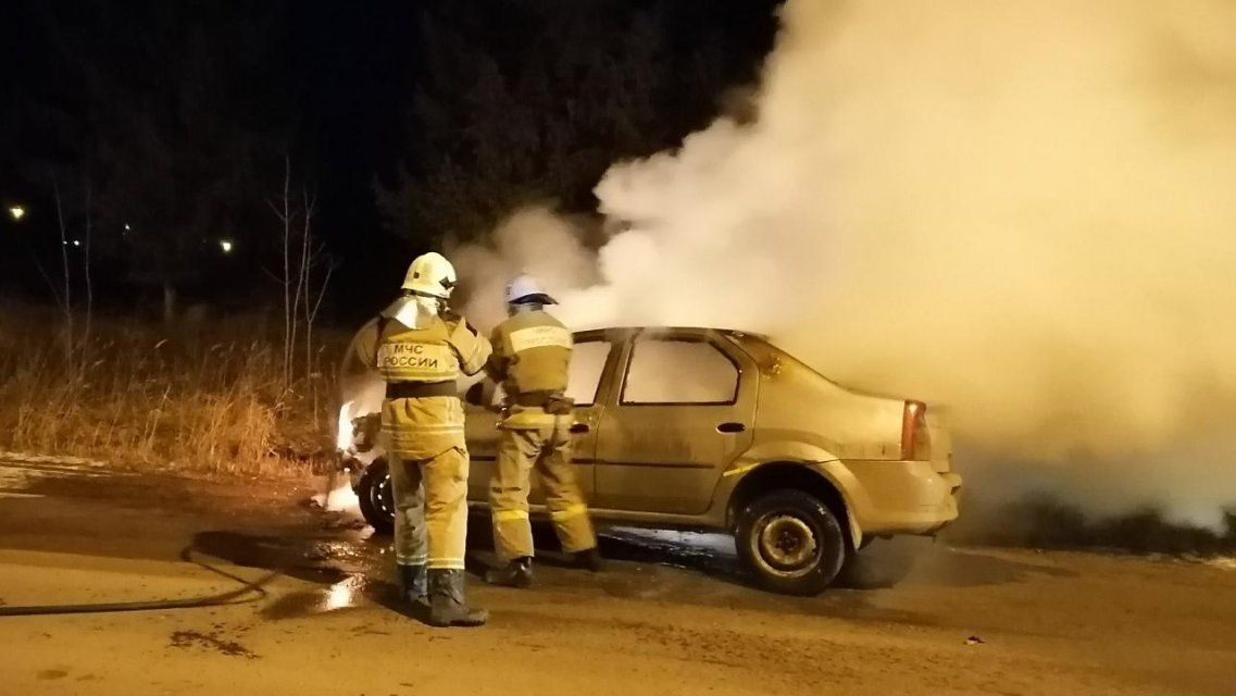 Во Мценске из-за пожара автовладелец лишился «Рено»