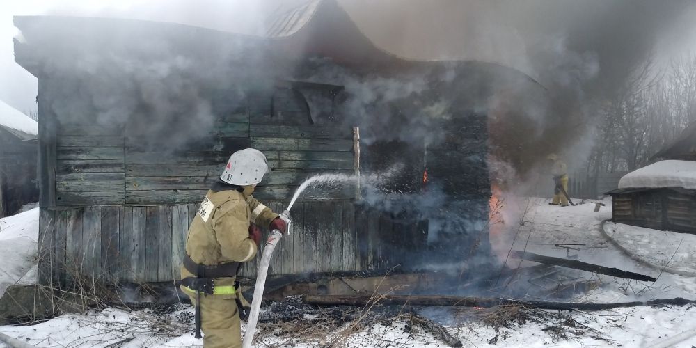 Пожар на площади 300 квадратных метров: в Орле тушили аварийный дом