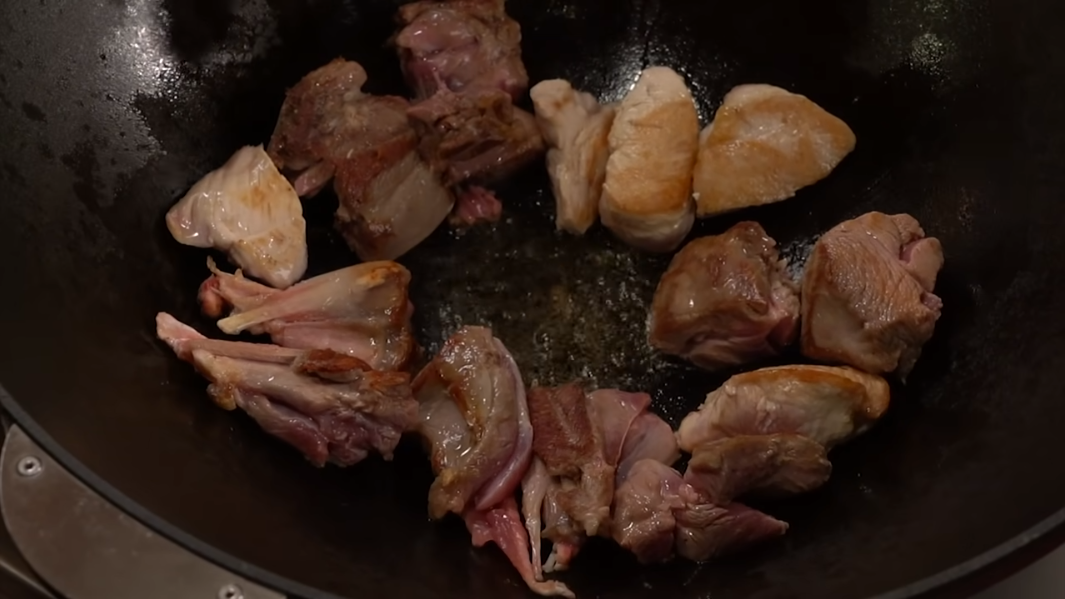 Сытный рулет из индейки с говяжьей печенью и орехами