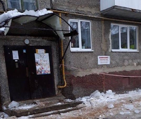 Ледяная угроза: на ул. Игнатова в Орле глыба пробила козырек над входом в подъезд