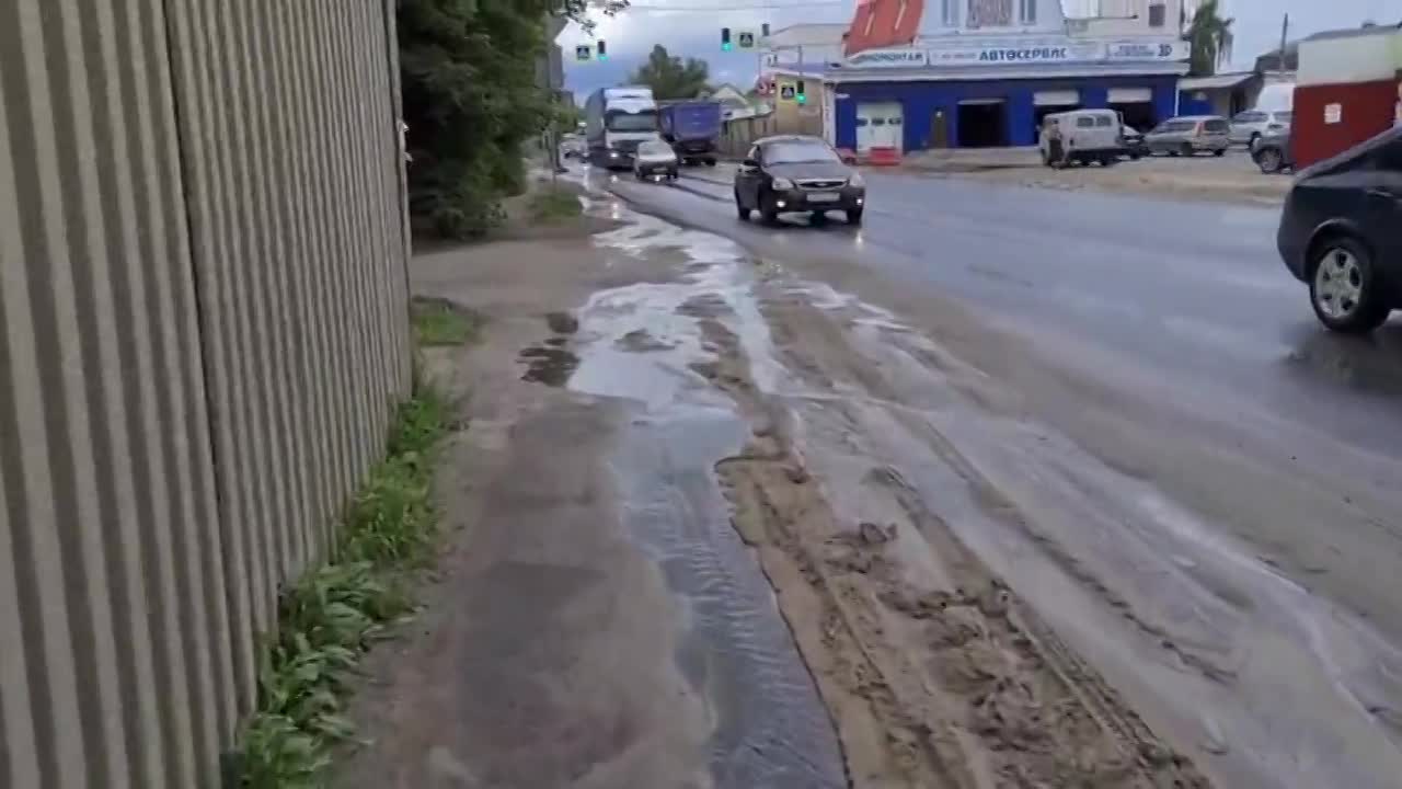 "Так и живем в грязи": Жители района Лужки продолжают негодовать по факту состояния улицы Поселковая