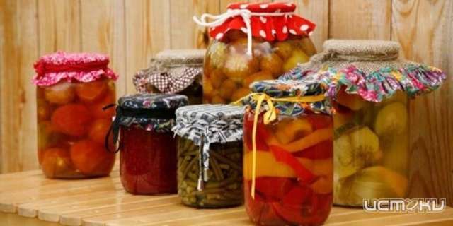 В библиотеке имени Бунина открылась выставка «Дары лета в домашних заготовках» 