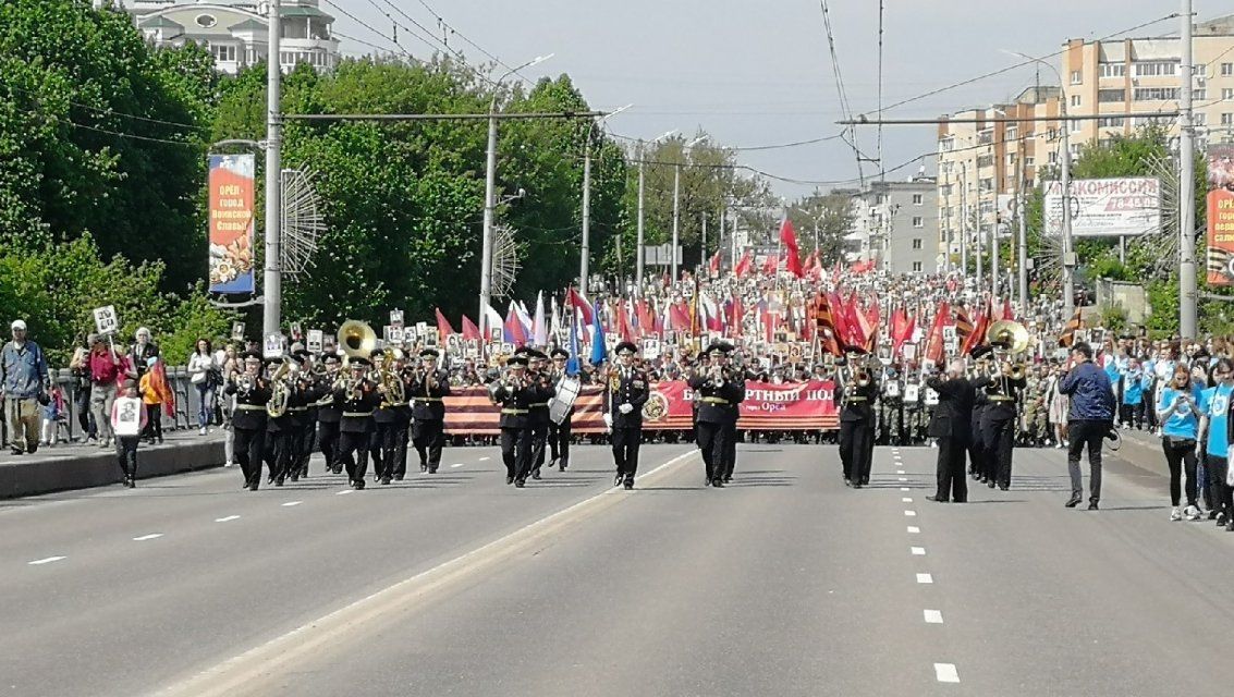 Фоторепортаж: тысячи орловчан встали в ряды «Бессмертного полка»