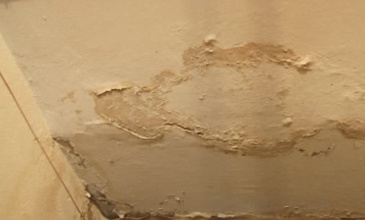 В квартире дома №23 по ул. Генерала Жадова из-за протекающей крыши замкнули провода. УК ограничилась сочувствием