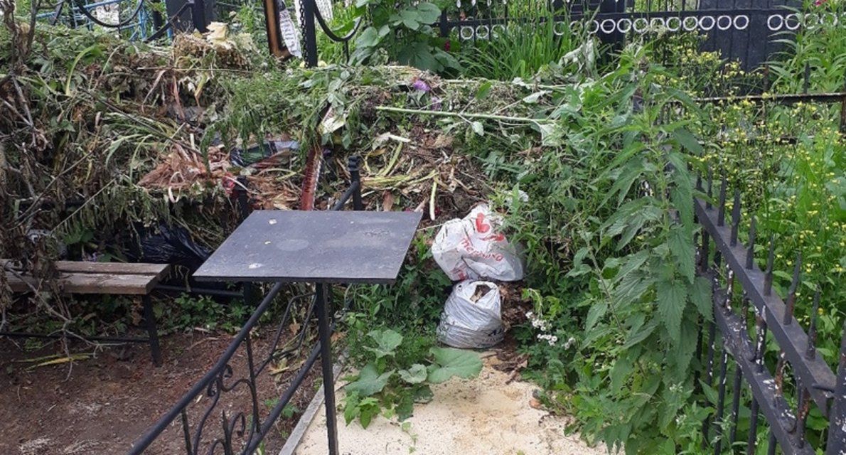 Фотофакт: кучи мусора не дают орловчанам пробраться к могилам родных