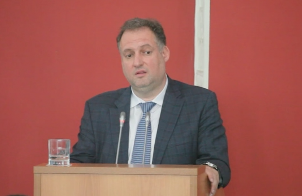 "Несмотря на заявления прессы, что 900 тысяч было выплачено, этих денег на прошлой неделе никто из орловских рабочих не видел"