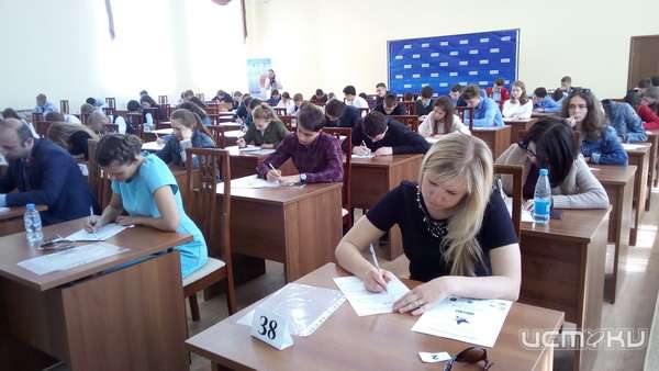 Более 400 орловчан проверили знания на «Диктанте Победы» Более 400 орловчан проверили знания на «Диктанте Победы»