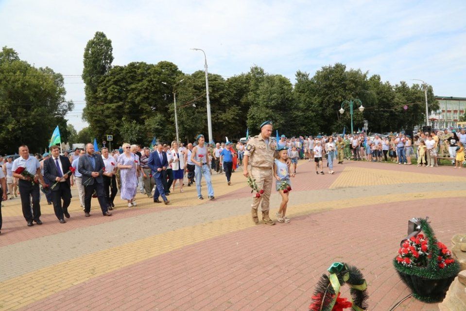 Сегодня День ВДВ. Как отмечали этот праздник, на котором принято купаться в фонтанах?