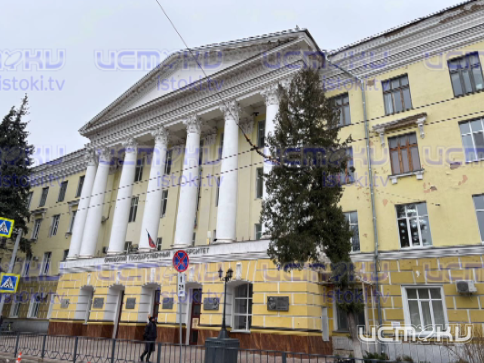 Фасад основного здания ОГУ в Орле явно просит ремонта