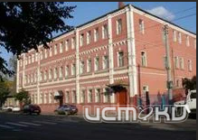 На улице Карачевской в Орле сотрудники МЧС России сейчас тушат расселенный дом