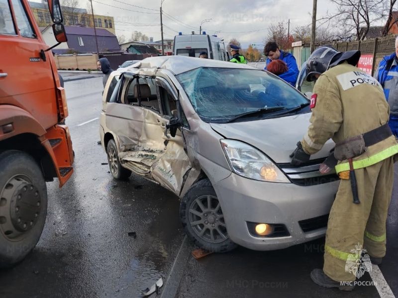 В Орле в столкновении «Тойоты» и КамАЗа пострадал мужчина