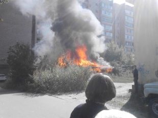 Возле администрации Орловского района горят сараи